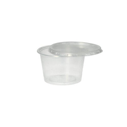 Un gobelet Starpak 50 Dressing, PP, rond, Ø 7,1 cm, transparent, est vide devant un fond blanc simple, avec le couvercle en plastique transparent assorti, partiellement ouvert dessus.