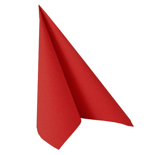 Une serviette rouge de la PAPSTAR GmbH de la collection ROYAL (paquet de 20, 40x40 cm, 1/4 pli) est pliée verticalement en forme de triangle et constitue un ornement de table saisissant sur un fond blanc.