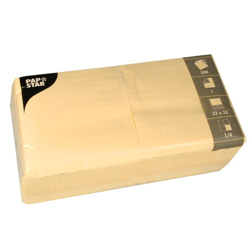 Un paquet scellé PAPSTAR de 500 serviettes, 1 pli 1/4 pli (33x33 cm) de PAPSTAR GmbH, idéal pour la gastronomie, contient 500 serviettes beige avec les informations sur le produit dans le coin supérieur droit de l'emballage en plastique.