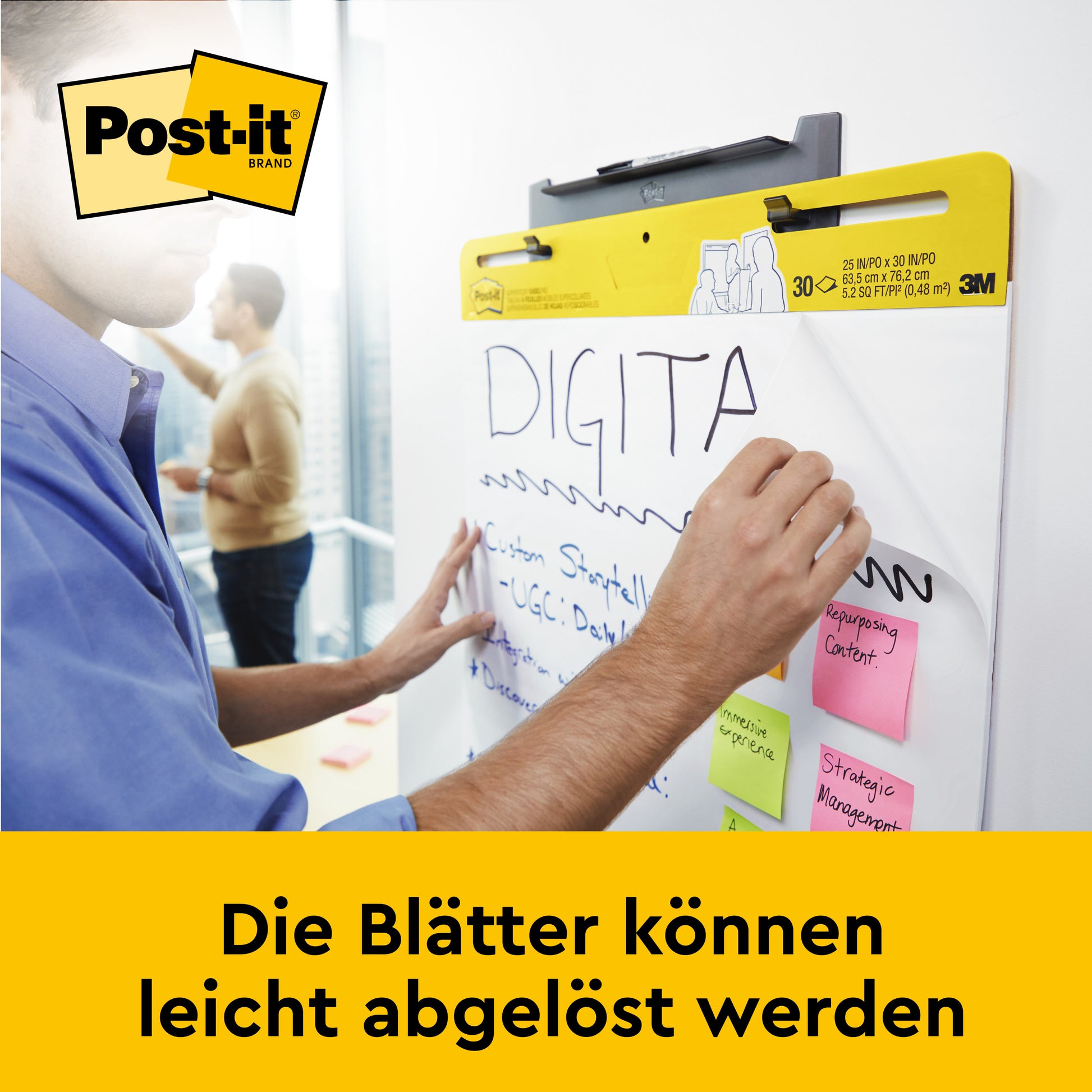 Jemand schreibt auf dem Post-it® Super Sticky selbsthaftenden Meeting Chart/Flipchart für Wand-Montage 559 (63,5 x 76,2 cm) von 3M Deutschland GmbH. Mehrere Haftnotizen kleben darauf. Die Blätter lassen sich leicht ablösen.