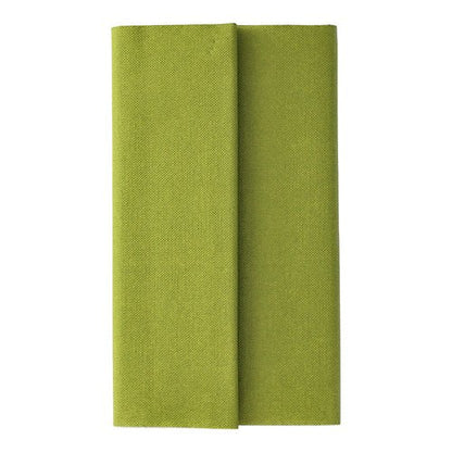 Une nappe verte PAPSTAR soigneusement pliée de la ROYAL Collection (120 cm x 180 cm, PAPSTAR GmbH) avec une structure subtile repose sur un fond blanc, arrangée avec un pli vertical légèrement décentré.
