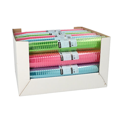 Dans une boîte blanche de Starpak se trouvent 40 verres à liqueur en PS triés par couleur (4 cl, Ø 4,2 x 5,2 cm), proprement emballés sous film rétractable avec des gobelets roses, verts et bleus par pile.