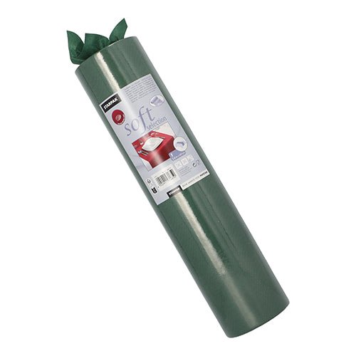 Un chemin de table Starpak vert enroulé, non-tissé semblable à du tissu « soft selection » (24 m x 40 cm), avec une étiquette contenant des infos produit et une image d'une voiture rouge, est emballé de manière cylindrique, avec un peu de matériau dépassant en haut.