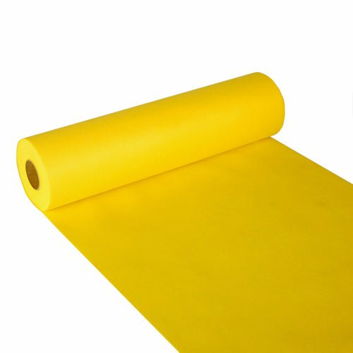 Un rouleau de chemin de table Starpak, non-tissé semblable à du tissu « Soft Selection » (24 m x 40 cm), en jaune vif, est étalé sur une surface blanche et montre le papier doux qui dépasse du rouleau cylindrique Starpak.