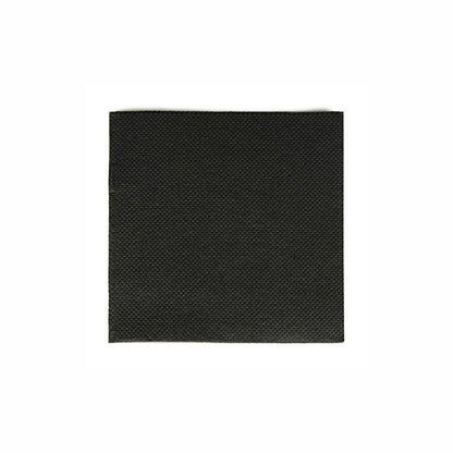 Une serviette carrée noire, 2 plis microgaufrée PAPSTAR 125 « PUNTO » (20x20 cm) de PAPSTAR GmbH est centrée sur un fond blanc simple – idéale pour une décoration de table élégante.