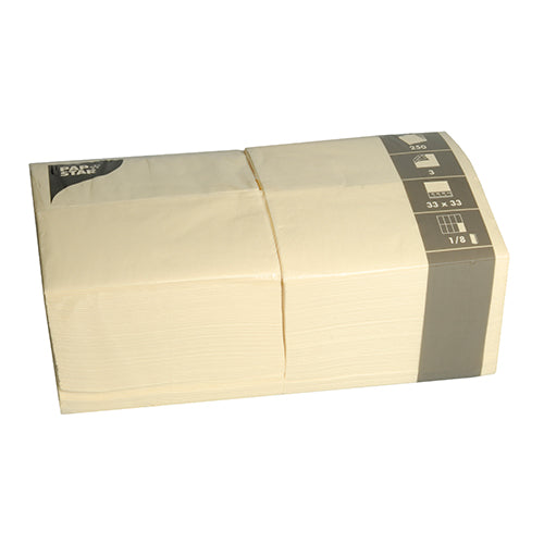 Un tas de PAPSTAR 250 serviettes, 3 plis 1/8 pli de la société PAPSTAR GmbH (33 x 33 cm), pliées et emballées dans un film transparent avec une étiquette grise contenant des informations sur le produit sur un côté.