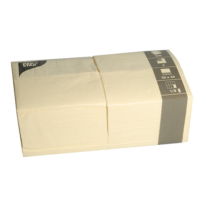 Un tas de PAPSTAR 250 serviettes, 3 plis 1/8 pli de la société PAPSTAR GmbH (33 x 33 cm), pliées et emballées dans un film transparent avec une étiquette grise contenant des informations sur le produit sur un côté.
