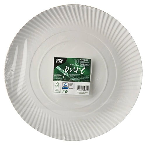 Un paquet de 10 assiettes rondes blanches PAPSTAR en carton "pure" (Ø 32 cm), emballé sous film rétractable avec un autocollant vert avec des informations et des symboles écologiques. Marque : PAPSTAR GmbH.