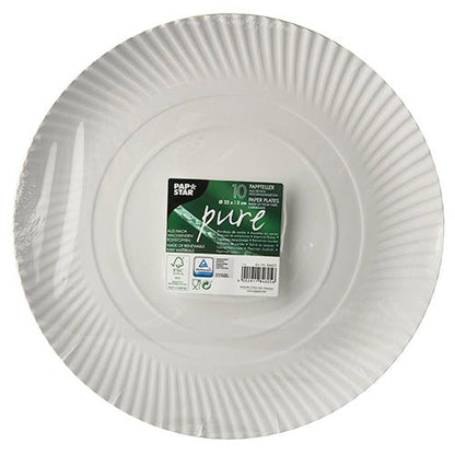 Un paquet de 10 assiettes rondes blanches PAPSTAR en carton "pure" (Ø 32 cm), emballé sous film rétractable avec un autocollant vert avec des informations et des symboles écologiques. Marque : PAPSTAR GmbH.