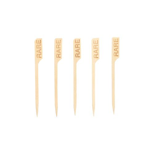 Cinq brochettes PAPSTAR 250 marqueurs de steak de 9 cm de la PAPSTAR GmbH sont alignées, chacune avec la gravure « RARE » sur le dessus. Idéales pour les cuisines de restaurant pour marquer les steaks, les brochettes en bois sont uniformément disposées sur un fond blanc.
