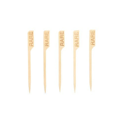 Cinq brochettes PAPSTAR 250 marqueurs de steak de 9 cm de la PAPSTAR GmbH sont alignées, chacune avec la gravure « RARE » sur le dessus. Idéales pour les cuisines de restaurant pour marquer les steaks, les brochettes en bois sont uniformément disposées sur un fond blanc.