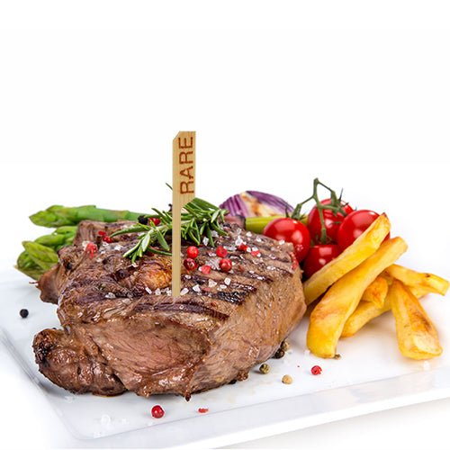 Un steak grillé, saignant, marqué avec le PAPSTAR 250 marqueur de steak (9 cm) de la PAPSTAR GmbH, servi avec des frites, des asperges, des tomates cerises en grappe, des oignons rouges et garni de romarin et de grains de poivre - dans le style restaurant.