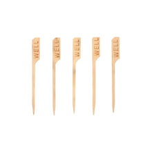 Cinq PAPSTAR 250 marqueurs de steak de 9 cm de la PAPSTAR GmbH, chacun avec la gravure « WELL », sont alignés, idéaux pour les restaurants pour marquer clairement les steaks bien cuits.