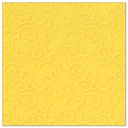 La serviette jaune PAPSTAR 50 serviettes "ROYAL Collection" 1/4 pli 40 x 40 cm de PAPSTAR GmbH est entièrement recouverte d'un motif en relief de volutes.