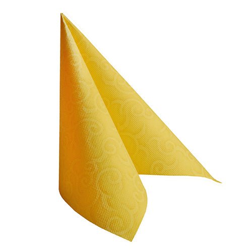 Une serviette unique PAPSTAR 50 serviettes "ROYAL Collection" 1/4 pli 40 x 40 cm jaune de la PAPSTAR GmbH est pliée en triangle debout sur fond blanc et montre son motif de texture fine.