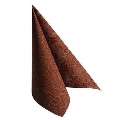 Une serviette marron de la "ROYAL Collection" de PAPSTAR GmbH (50 serviettes, 1/4-pli, 40 x 40 cm) est pliée en forme de triangle pointu et présentée sur un fond blanc.