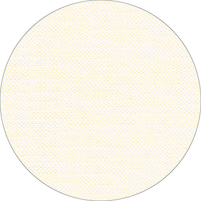 Sur un fond blanc simple repose une oblate ronde blanche avec une surface légèrement texturée en non-tissé semblable à du tissu et de délicats points jaunâtres, rappelant les nappes Starpak 20 « soft selection plus » (80x80 cm).