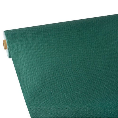 Un rouleau de nappe Starpak, semblable à du tissu, non-tissé "soft selection plus" en vert est partiellement déroulé sur une surface plane, révélant la surface texturée semblable à du tissu et le manchon en carton à une extrémité.