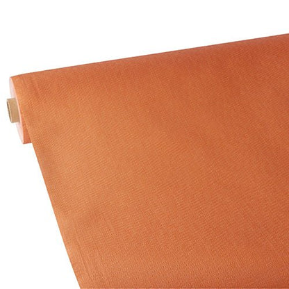 Une nappe Starpak partiellement déroulée, semblable à du tissu, non-tissé "soft selection plus" en orange uni est exposée sur un fond blanc, avec la texture semblable à du tissu discrètement visible.