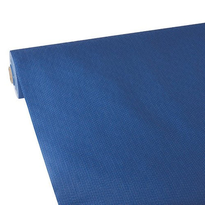 Le gros plan d'une nappe bleue Starpak partiellement déroulée, semblable à du tissu, non-tissé "soft selection plus" de Starpak sur fond blanc montre clairement la structure résistante.