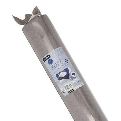 Un rouleau de nappe Starpak gris, antidérapant, ressemblant à du tissu, non-tissé "soft selection plus" est montré partiellement déroulé, avec une étiquette de produit de la marque Starpak et le nom de la série "soft selection plus".