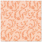 Les PAPSTAR 50 serviettes "ROYAL Collection" 1/4 pli 40 x 40 cm en nectarine de la PAPSTAR GmbH ont un fond couleur pêche avec un motif floral et de volutes artistique récurrent dans une teinte orange plus foncée.