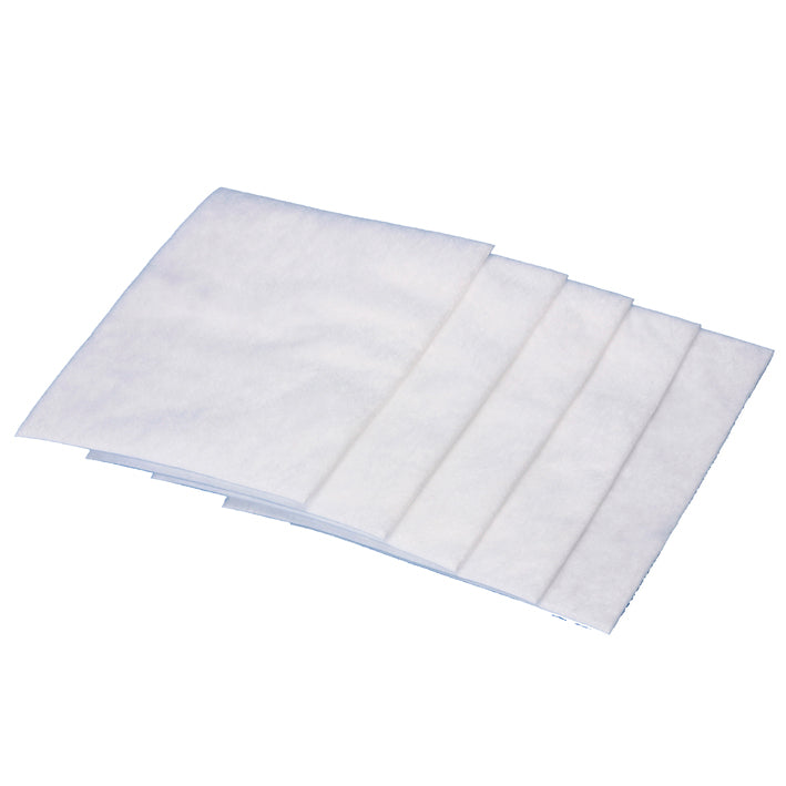 Cinq tampons microfiltrants blancs de Diversey Deutschland GmbH & Co. OHG pour Ergodisc/Jet 38/50 et unité d'aspiration 230V sont empilés sur un fond uni et montrent leur structure en non-tissé douce. Vendus dans un carton de 5 paquets.