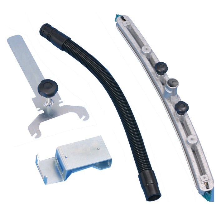 Quatre composants pour le Fixomat pour TASKI vacumat 44T de Diversey Deutschland GmbH & Co. OHG, y compris un tuyau flexible, une tige courbée avec des picots, un support et une pièce plate, sont disposés de manière ordonnée sur un fond blanc.