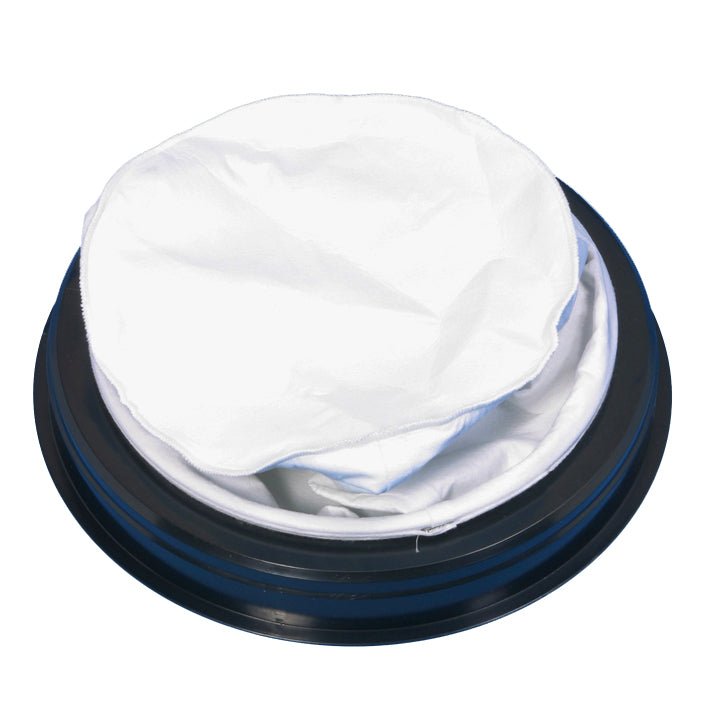 Illustré est le chiffon filtrant Diversey avec anneau pour vacumat 44T (1 pièce) : un filtre en tissu blanc avec un bord en plastique noir, conçu pour l'aspiration à sec avec le TASKI vacumat 44T.