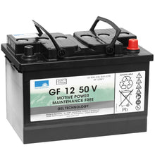 Le bloc de traction à batterie Diversey Deutschland GmbH & Co. OHG est une batterie gel rectangulaire noir-gris de 12V/50Ah sans entretien avec des poignées de transport, des étiquettes de produit, des données techniques, des symboles de sécurité et des informations de recyclage sur le côté.