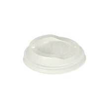 Der 50 Dom-Deckel C-PLA-Deckel der PAPSTAR GmbH, weiß, 2,1 cm hoch, biologisch abbaubar, verfügt über eine erhabene Mitte mit kleinen Trink- und Entlüftungslöchern; abgebildet vor einem schlichten weißen Hintergrund.