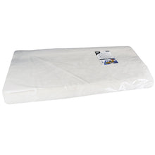 Une nappe en papier blanche rectangulaire PAPSTAR avec un gaufrage damassé (70x60 cm, 250 feuilles) de PAPSTAR GmbH est emballée dans un film transparent et munie d'une étiquette en haut à droite sur un fond blanc simple.