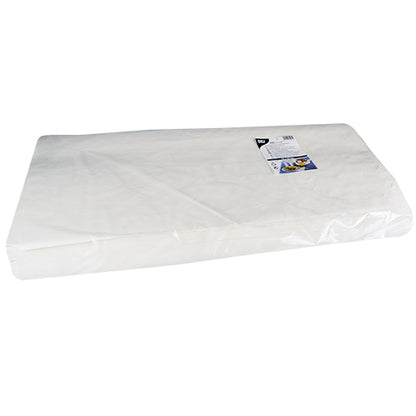 Une nappe en papier blanche rectangulaire PAPSTAR avec un gaufrage damassé (70x60 cm, 250 feuilles) de PAPSTAR GmbH est emballée dans un film transparent et munie d'une étiquette en haut à droite sur un fond blanc simple.