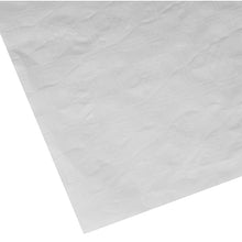 Un gros plan d'une nappe en papier individuelle légèrement froissée PAPSTAR avec un gaufrage damassé rectangulaire (70x60 cm, blanc, 250 feuilles) de PAPSTAR GmbH - parfait pour une décoration de table élégante.
