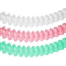 La PAPSTAR GmbH guirlande en papier (Ø 16 cm), colorée "Pastel", se présente dans les couleurs blanc, rose et vert menthe avec un motif géométrique plié - un choix élégant pour une décoration de fête en couleurs pastel.