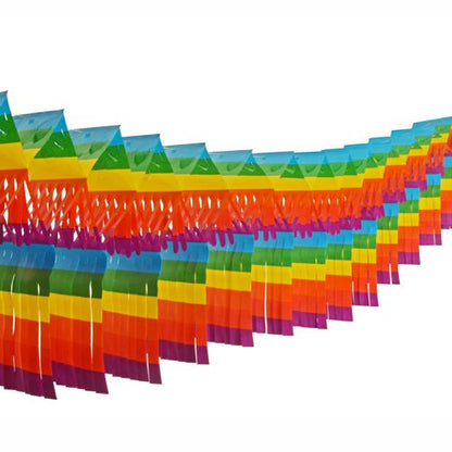 PAPSTAR GmbH grande guirlande en papier "franges", difficilement inflammable (10 m x 15 cm) suspendue en rangées diagonales superposées avec des bandes arc-en-ciel, créant une image festive et vivante devant un fond blanc.