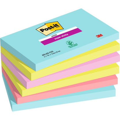 Une pile de six Post-it® Super Sticky Notes (76 mm x 127 mm, 90 feuilles/bloc, 100% PEFC) de 3M Allemagne GmbH en bleu, rose et jaune avec un branding visible sur le bloc supérieur est illustrée.