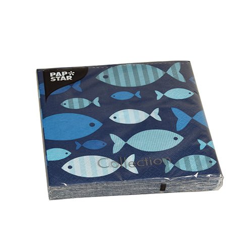 Un paquet de PAPSTAR 20 serviettes (33x33 cm, 3 plis, 1/4 pli, Design Set 6) de PAPSTAR GmbH est emballé dans du plastique et montre un motif de poisson bleu ludique. Le texte "PAPSTAR" apparaît dans le coin supérieur gauche.