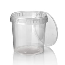 Ein transparenter, runder Starpak 30 Feinkostbecher (770 ml, Ø 11,8 cm) mit Originalitätsverschluss ist leicht geöffnet auf weißem Untergrund abgebildet, darunter eine dezente Spiegelung. Inhalt: 30 lebensmittelechte PP-Becher mit Schrumpffolie.