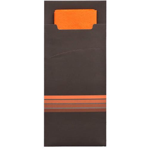 Die PAPSTAR 520 Bestecktaschen (20 x 8,5 cm) der PAPSTAR GmbH sind eine braune Papierhülle mit drei orangefarbenen Streifen, die als elegante Bestecktasche dient und eine passende, teilweise sichtbare orangefarbene Serviette (33 x 33 cm, 2-lagig) enthält.
