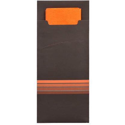 Die PAPSTAR 520 Bestecktaschen (20 x 8,5 cm) der PAPSTAR GmbH sind eine braune Papierhülle mit drei orangefarbenen Streifen, die als elegante Bestecktasche dient und eine passende, teilweise sichtbare orangefarbene Serviette (33 x 33 cm, 2-lagig) enthält.