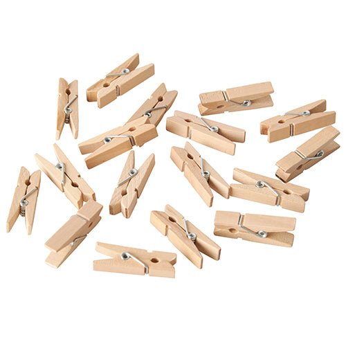 Un paquet de 100 PAPSTAR mini-pinces en bois (3,5 cm), idéal pour les projets de bricolage, de PAPSTAR GmbH, est dispersé sur un fond blanc.