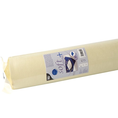La nappe Starpak, ressemblant à du tissu, non-tissé "soft selection plus", est une nappe crème douce avec un emballage bleu et blanc - idéale en tant que nappe durable pour une table élégamment dressée et durable.