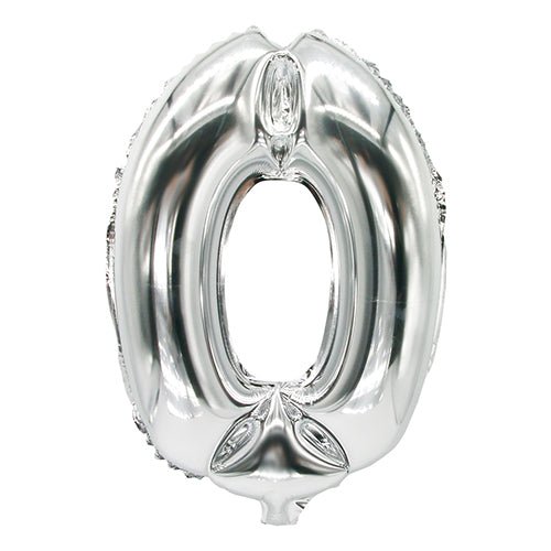Le ballon en aluminium PAPSTAR (35 cm x 20 cm) de PAPSTAR GmbH de couleur argent métallisé et en forme de chiffre zéro est idéal pour la décoration et est représenté sur fond blanc.