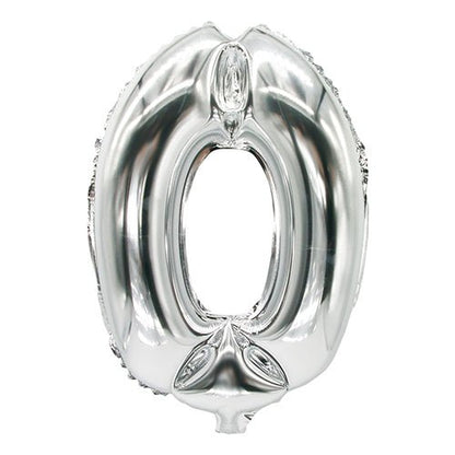 Le ballon en aluminium PAPSTAR (35 cm x 20 cm) de PAPSTAR GmbH de couleur argent métallisé et en forme de chiffre zéro est idéal pour la décoration et est représenté sur fond blanc.