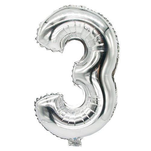 Le ballon en aluminium PAPSTAR 35 cm x 20 cm argent de PAPSTAR GmbH est un ballon argenté avec le chiffre trois, présenté sur un fond blanc simple et idéal pour des décorations festives.