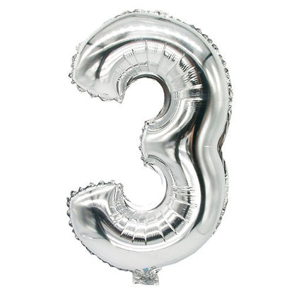 Le ballon en aluminium PAPSTAR 35 cm x 20 cm argent de PAPSTAR GmbH est un ballon argenté avec le chiffre trois, présenté sur un fond blanc simple et idéal pour des décorations festives.