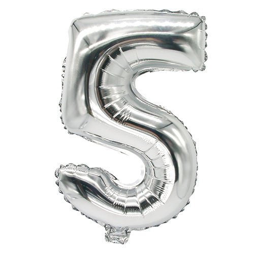 Le ballon en aluminium PAPSTAR (35 cm x 20 cm, argent) de PAPSTAR GmbH en forme de 5 brille sur le fond blanc - idéal pour des décorations élégantes lors de toute fête.