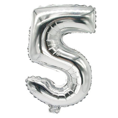 Le ballon en aluminium PAPSTAR (35 cm x 20 cm, argent) de PAPSTAR GmbH en forme de 5 brille sur le fond blanc - idéal pour des décorations élégantes lors de toute fête.
