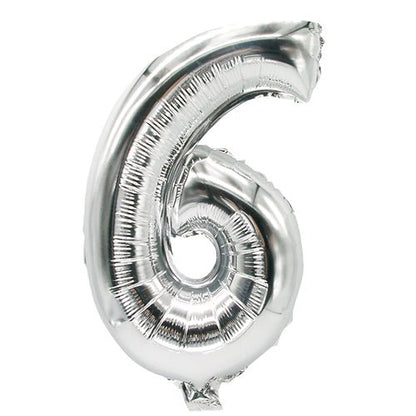 Le ballon en aluminium PAPSTAR (35 x 20 cm) en argent de PAPSTAR GmbH en forme de chiffre est idéal pour les décorations et est présenté sur un fond blanc simple.